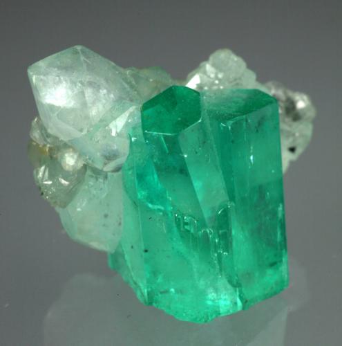 Beryl (variety emerald), Calcite<br />Muzo mining district, Western Emerald Belt, Boyacá Department, Colombia<br />Main crystal = 13mm<br /> (Author: Fiebre Verde)