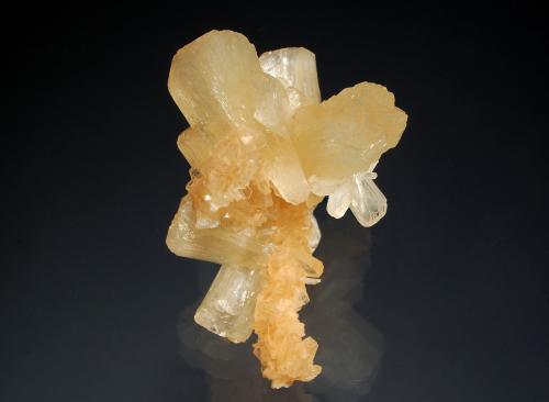 Stilbite-Ca<br />Aurangabad, Distrito Aurangabad, Maharashtra, India<br />3.4 x 4.4 x 6.0 cm.<br /> (Author: crosstimber)