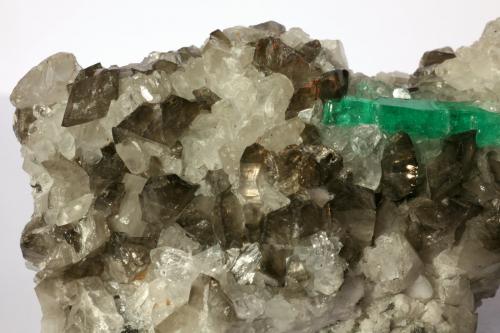 Beryl (variety emerald), Calcite, Quartz<br />Coscuez (distrito minero), Municipio San Pablo de Borbur, Cinturón Esmeraldífero Occidental, Departamento Boyacá, Colombia<br />Detail - FOV=7cm<br /> (Author: Fiebre Verde)