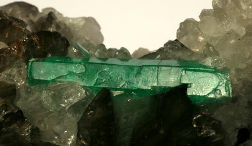 Beryl (variety emerald), Calcite, Quartz<br />Coscuez (distrito minero), Municipio San Pablo de Borbur, Cinturón Esmeraldífero Occidental, Departamento Boyacá, Colombia<br />Detail - FOV=3.5cm<br /> (Author: Fiebre Verde)
