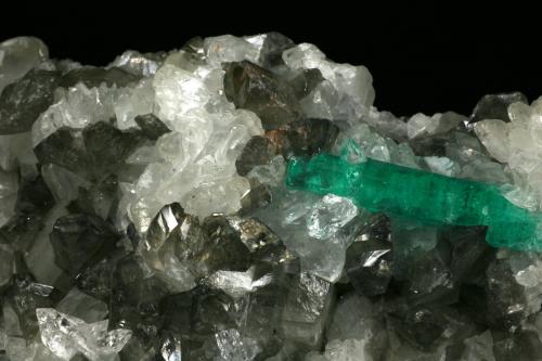 Beryl (variety emerald), Calcite, Quartz<br />Coscuez mining district, Municipio San Pablo de Borbur, Western Emerald Belt, Boyacá Department, Colombia<br />Detail - FOV=6cm<br /> (Author: Fiebre Verde)