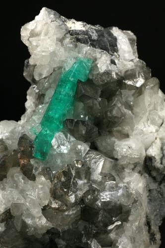 Beryl (variety emerald), Calcite, Quartz<br />Coscuez (distrito minero), Municipio San Pablo de Borbur, Cinturón Esmeraldífero Occidental, Departamento Boyacá, Colombia<br />Detail - FOV=6cm<br /> (Author: Fiebre Verde)
