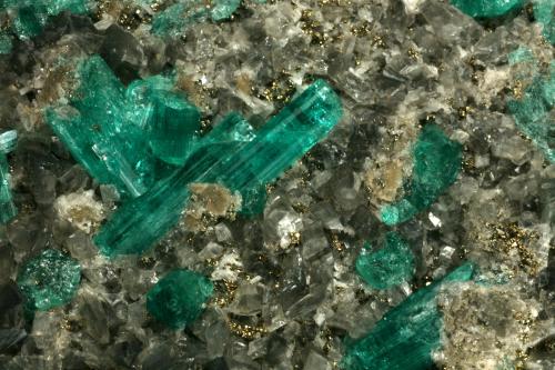 Beryl (variety emerald), Calcite, Pyrite, Albite<br />Muzo mining district, Western Emerald Belt, Boyacá Department, Colombia<br />Detail - FOV=4cm<br /> (Author: Fiebre Verde)