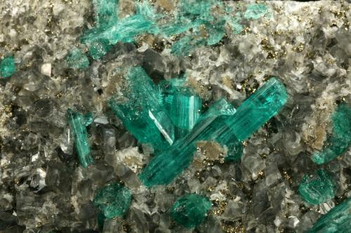 Beryl (variety emerald), Calcite, Pyrite, Albite<br />Muzo mining district, Western Emerald Belt, Boyacá Department, Colombia<br />Detail - FOV=4cm<br /> (Author: Fiebre Verde)