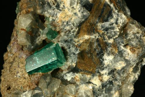 Beryl (variety emerald), Calcite<br />La Pita mining district, Cunas Mine, Municipio Maripí, Western Emerald Belt, Boyacá Department, Colombia<br />Detail - xl length=14mm<br /> (Author: Fiebre Verde)