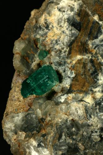 Beryl (variety emerald), Calcite<br />La Pita mining district, Cunas Mine, Municipio Maripí, Western Emerald Belt, Boyacá Department, Colombia<br />Detail - xl length=14mm<br /> (Author: Fiebre Verde)