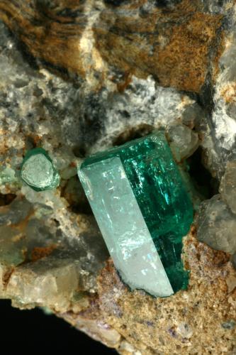 Beryl (variety emerald), Calcite<br />La Pita mining district, Cunas Mine, Municipio Maripí, Western Emerald Belt, Boyacá Department, Colombia<br />Detail - xl length=14mm<br /> (Author: Fiebre Verde)