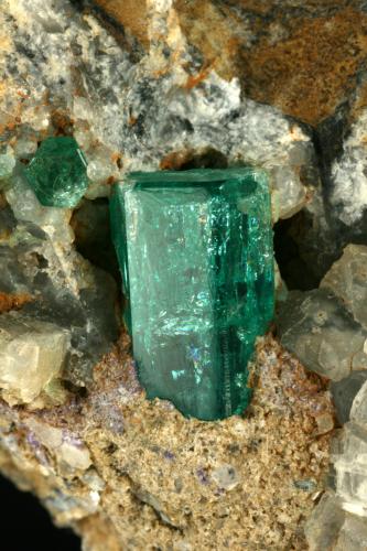 Beryl (variety emerald), Calcite<br />La Pita mining district, Cunas Mine, Municipio Maripí, Western Emerald Belt, Boyacá Department, Colombia<br />Detail - xl length=14mm<br /> (Author: Fiebre Verde)