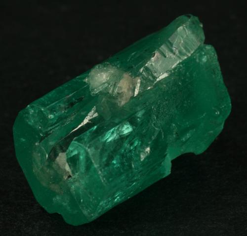 Beryl (variety emerald), Quartz<br />Muzo mining district, Western Emerald Belt, Boyacá Department, Colombia<br />xl=19mm<br /> (Author: Fiebre Verde)