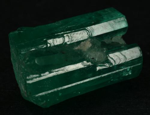 Beryl (variety emerald), Quartz<br />Muzo mining district, Western Emerald Belt, Boyacá Department, Colombia<br />xl=19mm<br /> (Author: Fiebre Verde)