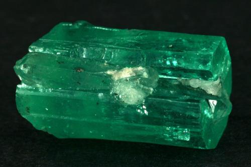 Beryl (variety emerald), Quartz<br />Muzo mining district, Western Emerald Belt, Boyacá Department, Colombia<br />xl=19mm<br /> (Author: Fiebre Verde)