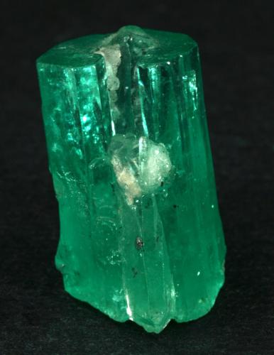 Beryl (variety emerald), Quartz<br />Muzo mining district, Western Emerald Belt, Boyacá Department, Colombia<br />xl=19mm<br /> (Author: Fiebre Verde)