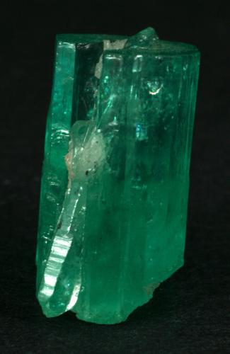 Beryl (variety emerald), Quartz<br />Muzo mining district, Western Emerald Belt, Boyacá Department, Colombia<br />xl=19mm<br /> (Author: Fiebre Verde)