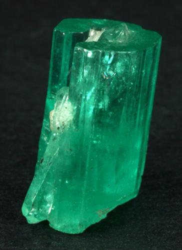 Beryl (variety emerald), Quartz<br />Muzo mining district, Western Emerald Belt, Boyacá Department, Colombia<br />xl=19mm<br /> (Author: Fiebre Verde)