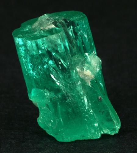 Beryl (variety emerald), Quartz<br />Muzo mining district, Western Emerald Belt, Boyacá Department, Colombia<br />xl=19mm<br /> (Author: Fiebre Verde)