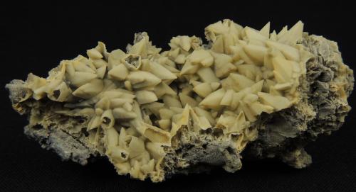 Smithsonita pseudo Calcita<br />San Antonio Mine (San Antonio el Grande Mine), East Camp, Santa Eulalia District, Municipio Aquiles Serdán, Chihuahua, Mexico<br />9 x 4.5 x 4 centimetros<br /> (Autor: Ricardo Melendez)