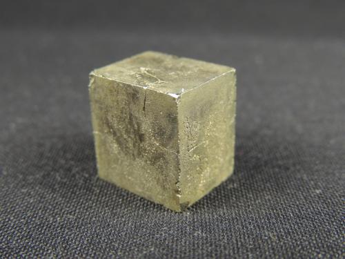 Pirita<br />Navajún, Comarca Cervera, La Rioja, Spain<br />1.7 x 1.7 x 1.4 centimetros<br /> (Autor: Ricardo Melendez)
