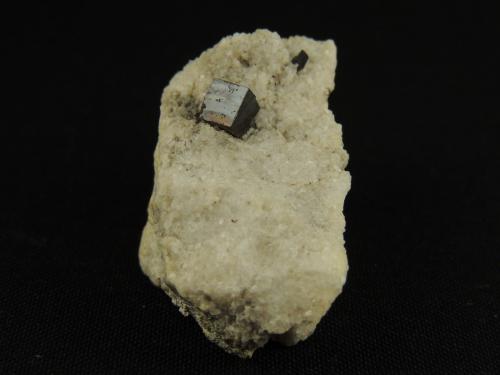 Pirita, Calcita<br />Yacimiento de piritas, Llanos de Arenalejos, Carratraca, Comarca Valle del Guadalhorce, Málaga, Andalucía, España<br />4.5 x 3.5 x 2.4 centimetros<br /> (Autor: Ricardo Melendez)