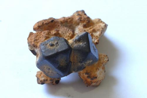 Goethita pseudomórfica de Pirita<br />Sant Julià de Ramis, Comarca Gironès, Gerona / Girona, Catalonia / Catalunya, Spain<br />Medidas pieza: 3,2x2,7x1,6 cm<br /> (Autor: Sergio Pequeño)