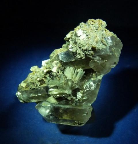 Bertrandita, Cuarzo y Pirita<br />Kara-Oba, Desierto Betpak-Dala (Bet-Pak-Dala), Región Karaganda, Kazajstán<br />50x35 mm.<br /> (Autor: Jesus Franquesa Baucells)