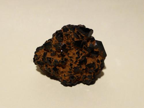 Augita<br />Volcán Roca Negra, Santa Pau, Olot, Comarca Garrotxa, Gerona / Girona, Cataluña / Catalunya, España<br />3x2 cm<br /> (Autor: Ander Ispizua Juan)