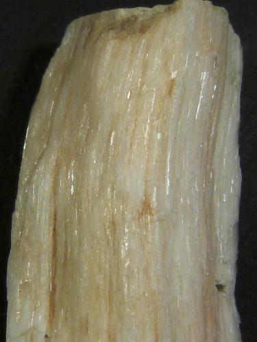 Yeso fibroso<br />Vilches, Comarca El Condado, Jaén, Andalucía, España<br />4 x 7,5 x 3 cm.<br /> (Autor: Felipe Abolafia)