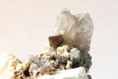 Zircón, Cuarzo y Ortoclasa<br />Mount Malosa, Zomba District, Malawi<br />Medidas cristal: 0,4 cm<br /> (Autor: Sergio Pequeño)