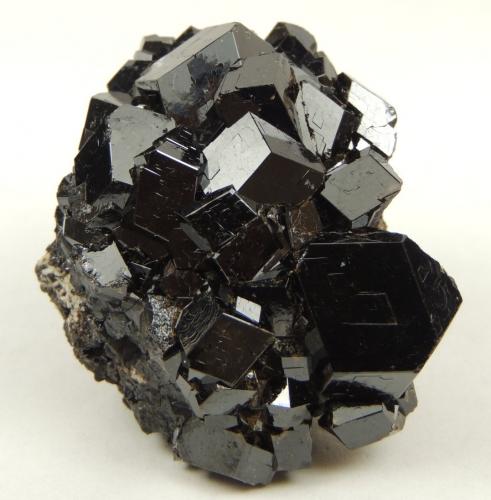 Andradita (variedad melanita)<br />Ojos Españoles Mine, General Lázaro Cárdenas, Municipio Julimes, Chihuahua, Mexico<br />5.7 x 4.7 x 2.7 centimetros<br /> (Autor: Ricardo Melendez)
