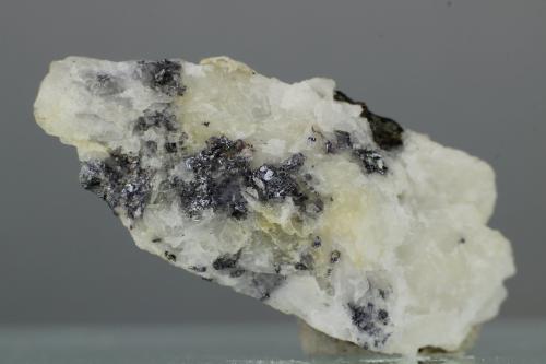 Pirargirita<br />Mina Santa Cecilia, Hiendelaencina, Comarca Serranía de Guadalajara, Guadalajara, Castilla-La Mancha, España<br />25x10 mm.<br /> (Autor: Juan Espino)