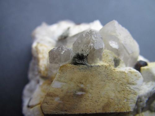 Bavenita, clinozoisita y ortoclasa<br />Afloramientos de pegmatitas, Valdemanco, Comarca Sierra de Guadarrama, Comunidad de Madrid, España<br />3''5 cm. ancho de campo<br /> (Autor: prcantos)