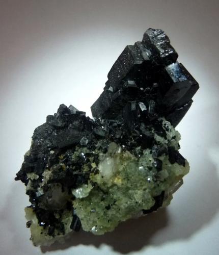Babingtonita y Prehnita.<br />Indicios de Babingtonita, Qiaojia, Prefectura Zhaotong, Provincia Yunnan, China<br />60x50 mm.<br /> (Autor: Jesus Franquesa Baucells)