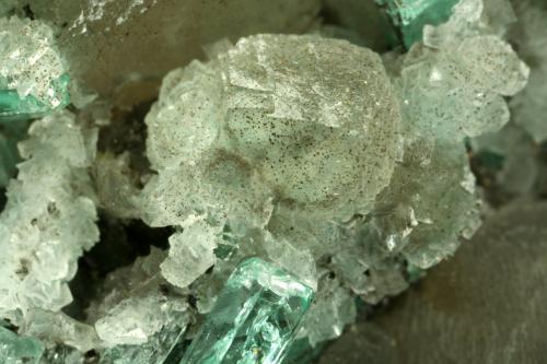 Beryl (variety emerald), Calcite<br />Coscuez mining district, Municipio San Pablo de Borbur, Western Emerald Belt, Boyacá Department, Colombia<br />85x80x60mm - FOV=4mm<br /> (Author: Fiebre Verde)