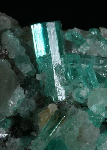 Beryl (variety emerald), Calcite<br /><br />85x80x60mm - Detail<br /> (Author: Fiebre Verde)