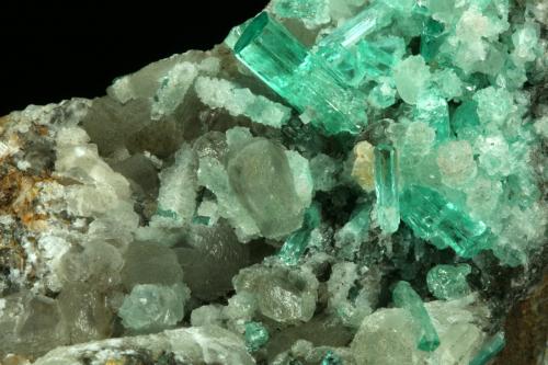 Beryl (variety emerald), Calcite<br />Coscuez mining district, Municipio San Pablo de Borbur, Western Emerald Belt, Boyacá Department, Colombia<br />85x80x60mm - Detail<br /> (Author: Fiebre Verde)