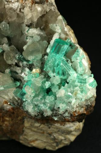 Beryl (variety emerald), Calcite<br />Coscuez mining district, Municipio San Pablo de Borbur, Western Emerald Belt, Boyacá Department, Colombia<br />85x80x60mm - Detail<br /> (Author: Fiebre Verde)