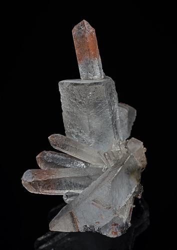 Quartz, Hematite<br />Jinlong Hill, Longchuan, Heyuan Prefecture, Guangdong Province, China<br />8.1 x 3.5 x 7.0 cm<br /> (Author: am mizunaka)
