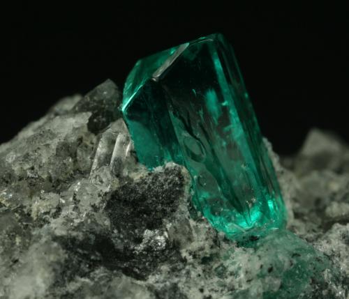 Beryl (variety emerald), Calcite, Pyrite, Quartz<br />Coscuez mining district, Municipio San Pablo de Borbur, Western Emerald Belt, Boyacá Department, Colombia<br />50x20x45mm<br /> (Author: Fiebre Verde)