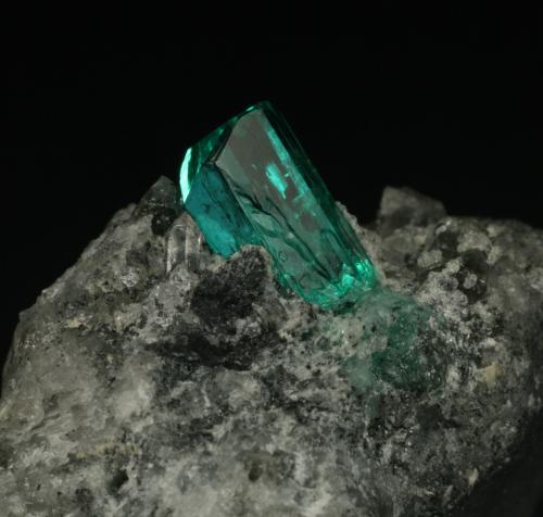 Beryl (variety emerald), Calcite, Pyrite, Quartz<br />Coscuez mining district, Municipio San Pablo de Borbur, Western Emerald Belt, Boyacá Department, Colombia<br />50x20x45mm<br /> (Author: Fiebre Verde)