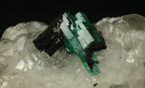 Beryl (variety emerald), Calcite<br />Muzo mining district, Western Emerald Belt, Boyacá Department, Colombia<br />60x45x28mm<br /> (Author: Fiebre Verde)