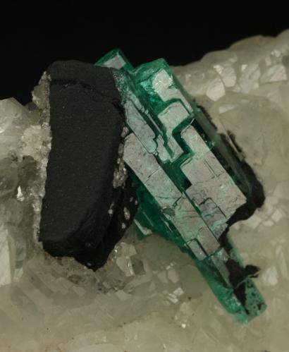 Beryl (variety emerald), Calcite<br />Muzo mining district, Western Emerald Belt, Boyacá Department, Colombia<br />60x45x28mm<br /> (Author: Fiebre Verde)