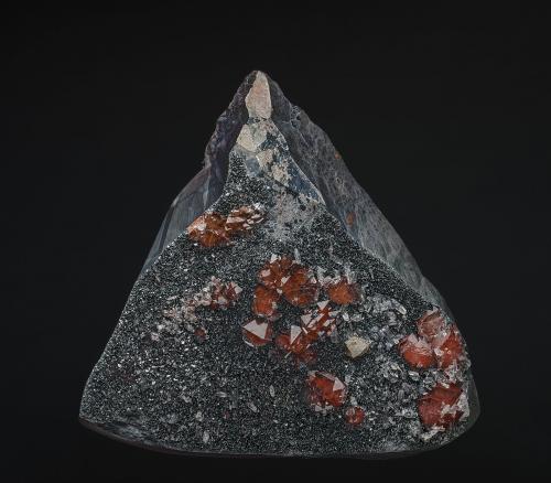 Quartz, Hematite, Calcite<br />Frizington, West Cumberland Iron Field, former Cumberland, Cumbria, England / United Kingdom<br />6.9 x 6.2 cm<br /> (Author: am mizunaka)