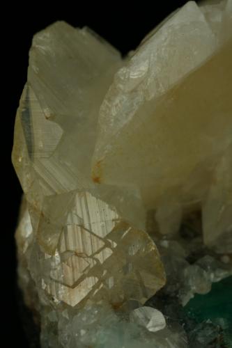 Beryl (variety emerald), Calcite, Quartz<br />Mina Peñas Blancas, Municipio San Pablo de Borbur, Cinturón Esmeraldífero Occidental, Departamento Boyacá, Colombia<br />80x90x35mm<br /> (Author: Fiebre Verde)