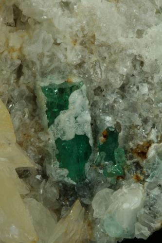 Beryl (variety emerald), Calcite, Quartz<br />Mina Peñas Blancas, Municipio San Pablo de Borbur, Cinturón Esmeraldífero Occidental, Departamento Boyacá, Colombia<br />80x90x35mm<br /> (Author: Fiebre Verde)