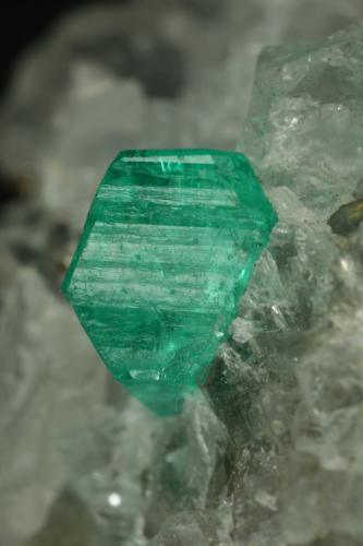 Beryl (variety emerald), Calcite<br />Mina Peñas Blancas, Municipio San Pablo de Borbur, Cinturón Esmeraldífero Occidental, Departamento Boyacá, Colombia<br />47x30x35mm<br /> (Author: Fiebre Verde)