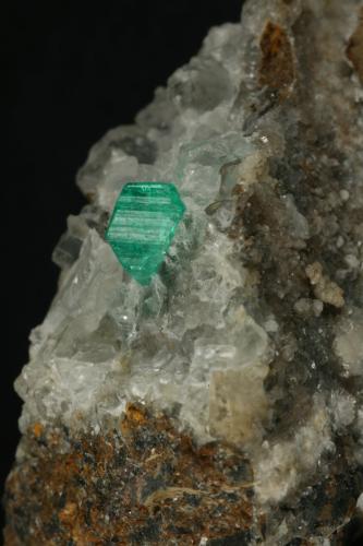 Beryl (variety emerald), Calcite<br />Peñas Blancas Mine, Municipio San Pablo de Borbur, Western Emerald Belt, Boyacá Department, Colombia<br />47x30x35mm<br /> (Author: Fiebre Verde)