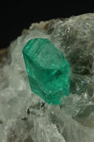 Beryl (variety emerald), Calcite<br />Peñas Blancas Mine, Municipio San Pablo de Borbur, Western Emerald Belt, Boyacá Department, Colombia<br />47x30x35mm<br /> (Author: Fiebre Verde)