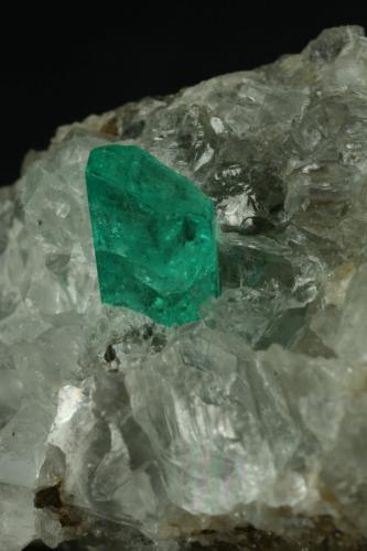 Beryl (variety emerald), Calcite<br />Peñas Blancas Mine, Municipio San Pablo de Borbur, Western Emerald Belt, Boyacá Department, Colombia<br />47x30x35mm<br /> (Author: Fiebre Verde)