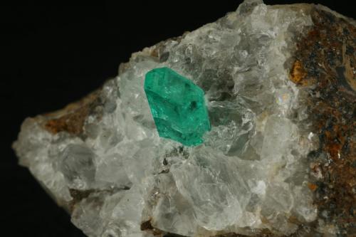 Beryl (variety emerald), Calcite<br />Peñas Blancas Mine, Municipio San Pablo de Borbur, Western Emerald Belt, Boyacá Department, Colombia<br />47x30x35mm<br /> (Author: Fiebre Verde)