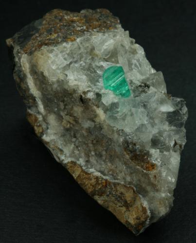 Beryl (variety emerald), Calcite<br />Peñas Blancas Mine, Municipio San Pablo de Borbur, Western Emerald Belt, Boyacá Department, Colombia<br />47x30x35mm<br /> (Author: Fiebre Verde)