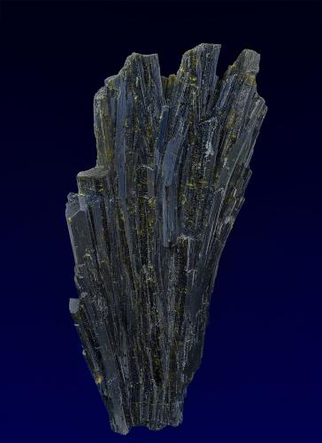 Epidote<br />Julie Claim (Lola Claim), Hawthorne District, Mineral County, Nevada, USA<br />11.1 x 5.1 cm<br /> (Author: am mizunaka)